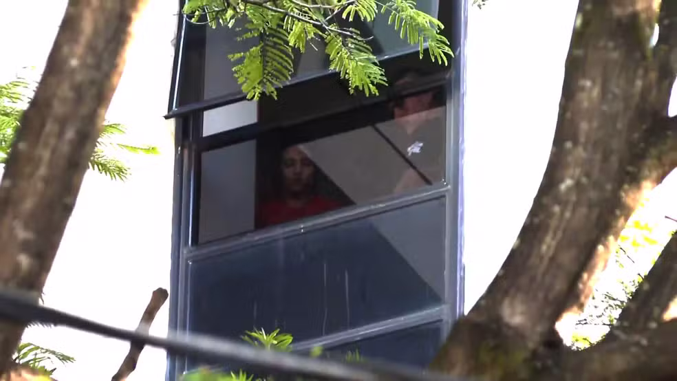 Diarista suspeita de matar casal participa de reconstituição em apartamento