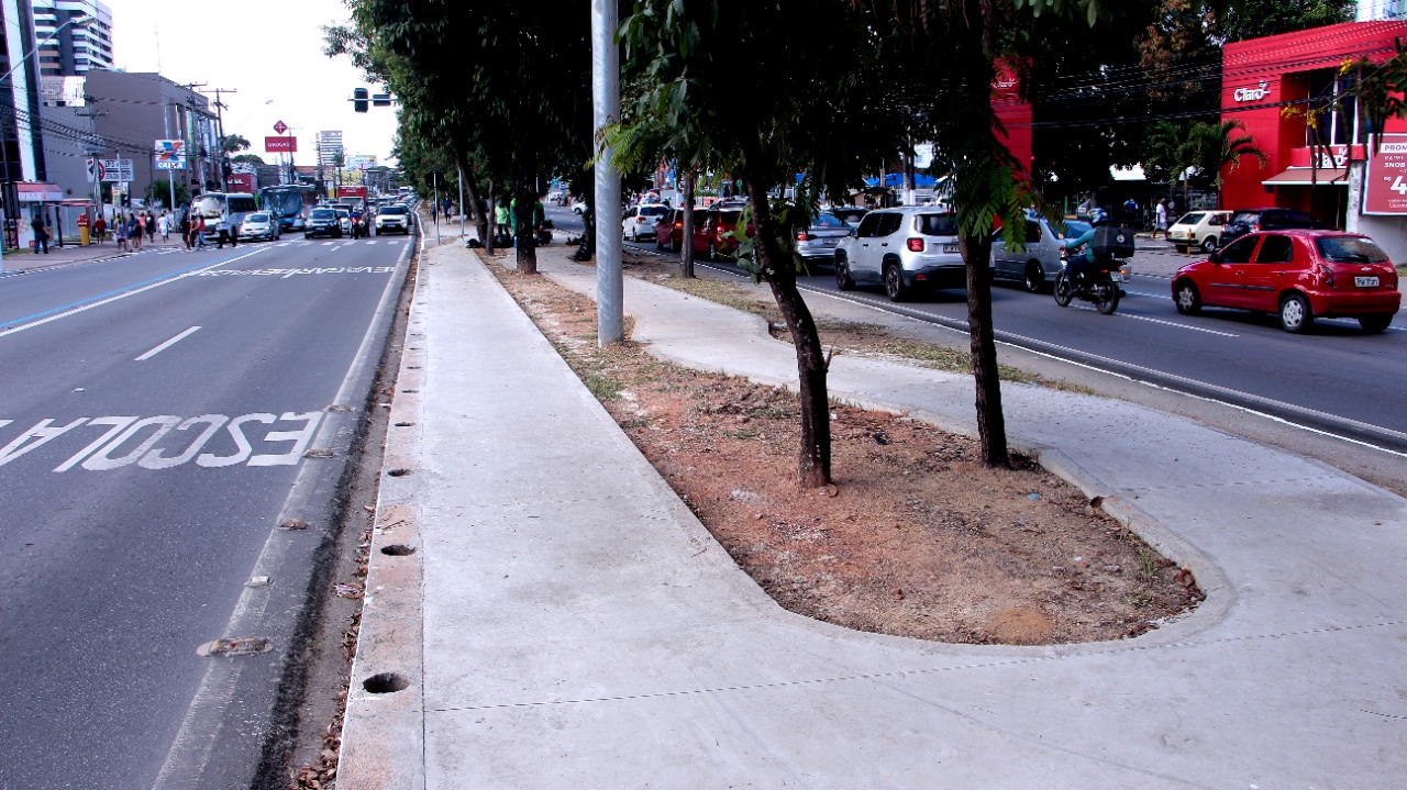 Secretaria diz que obras para ciclovia na Fernandes Lima avançam