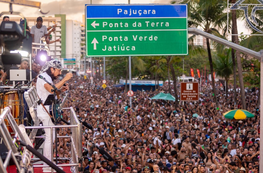 Arrastão do Bell Marques altera trânsito na orla de Maceió no Réveillon