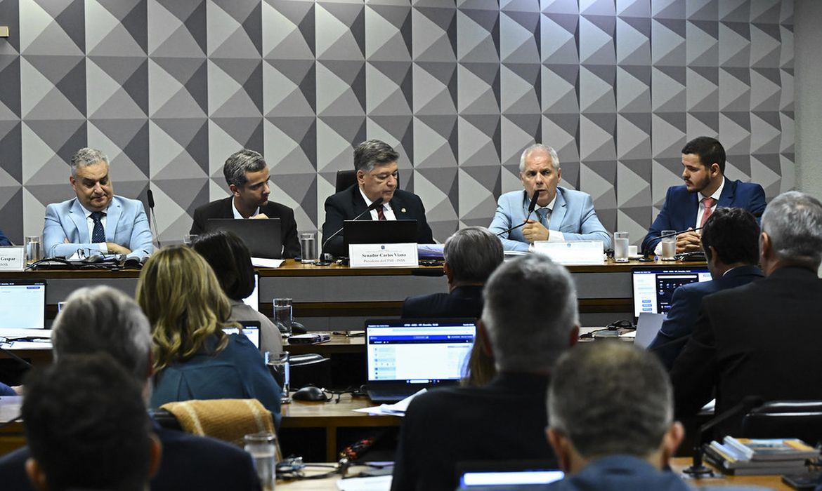 Ex-presidente do INSS se nega a responder perguntas de relator da CPI 