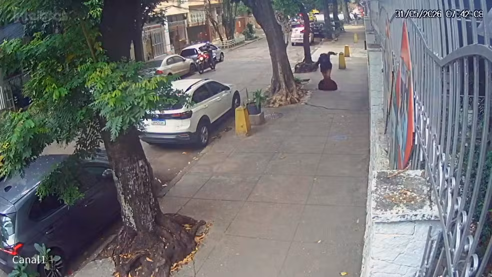 Mulher cai em bueiro após tampa solta ceder na Zona Norte do Rio