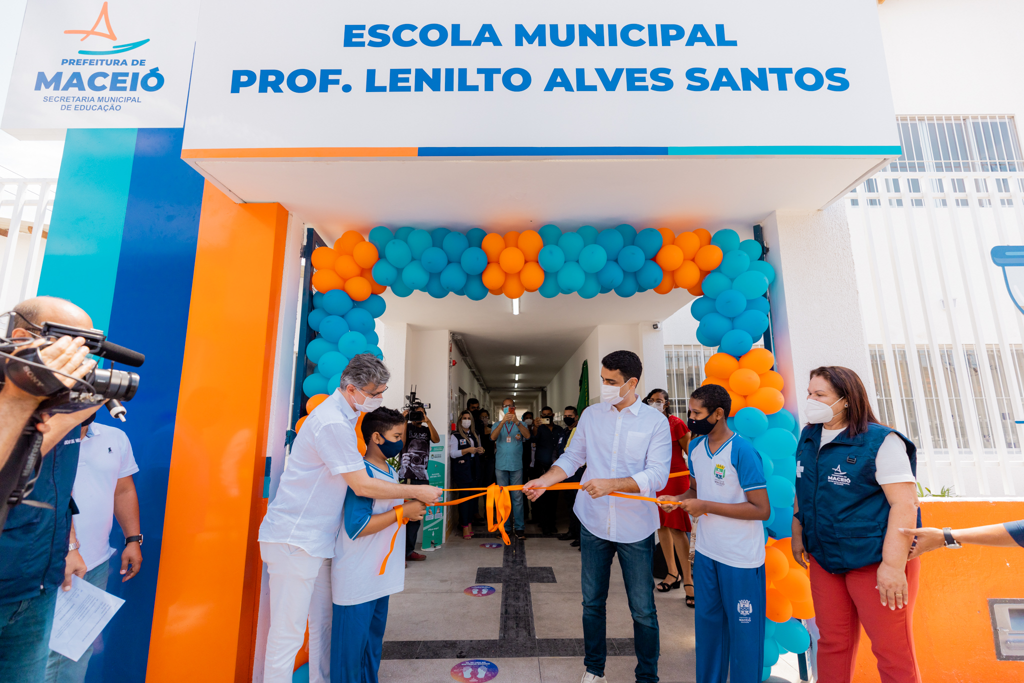 Prefeito JHC entrega Escola Lenilto Alves totalmente reformada à população do Jacintinho