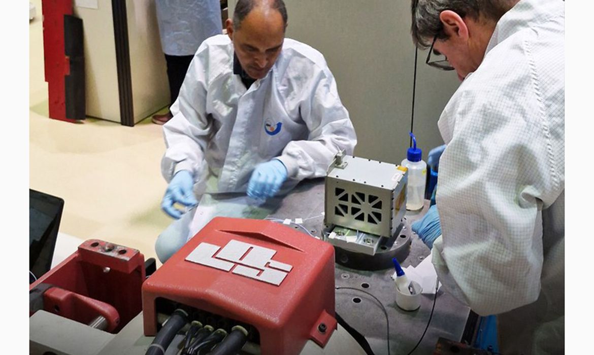 Foguete que transportava equipamentos brasileiros desaparece após falha técnica