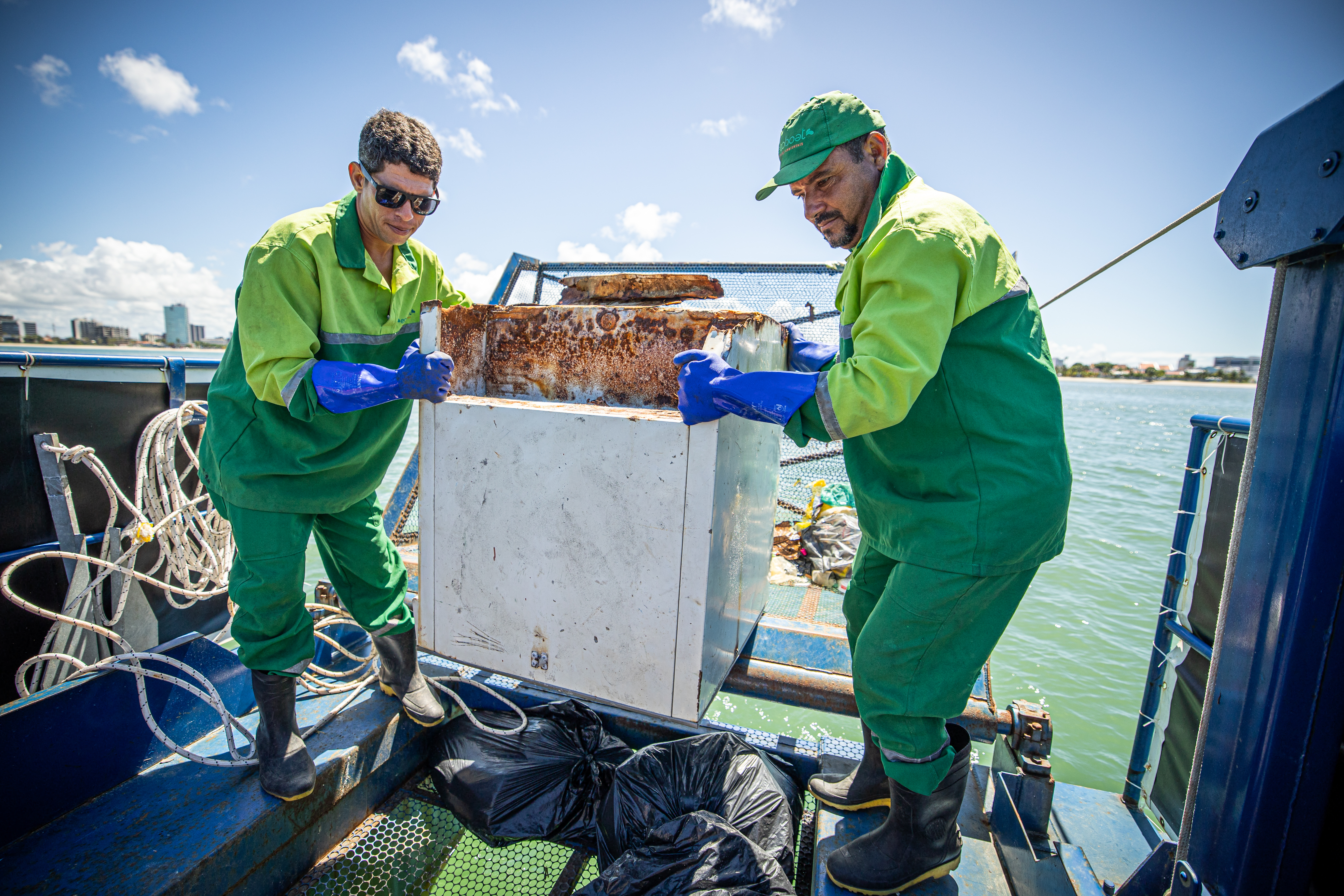 Ecoboats retiram mais de 260 toneladas de resíduos de biomas marinhos no primeiro semestre de 2025
