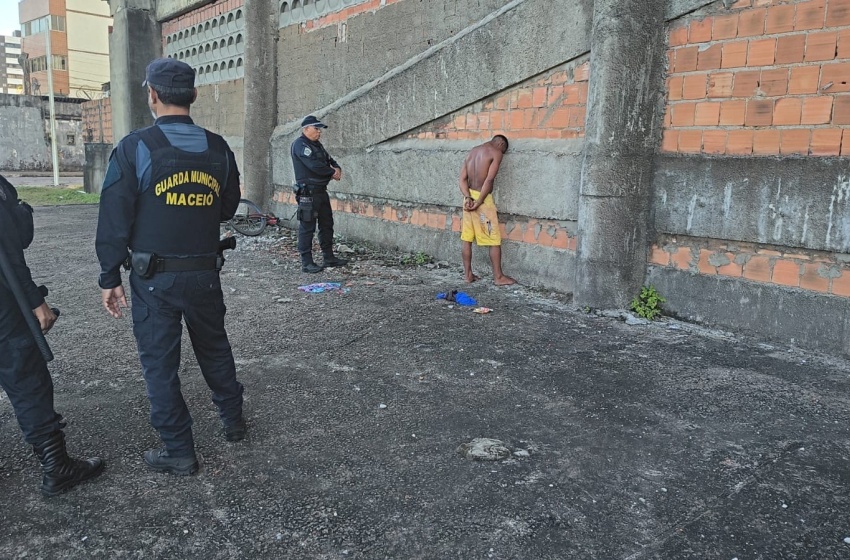 Homem é preso em flagrante após assaltar e agredir mulher em Maceió