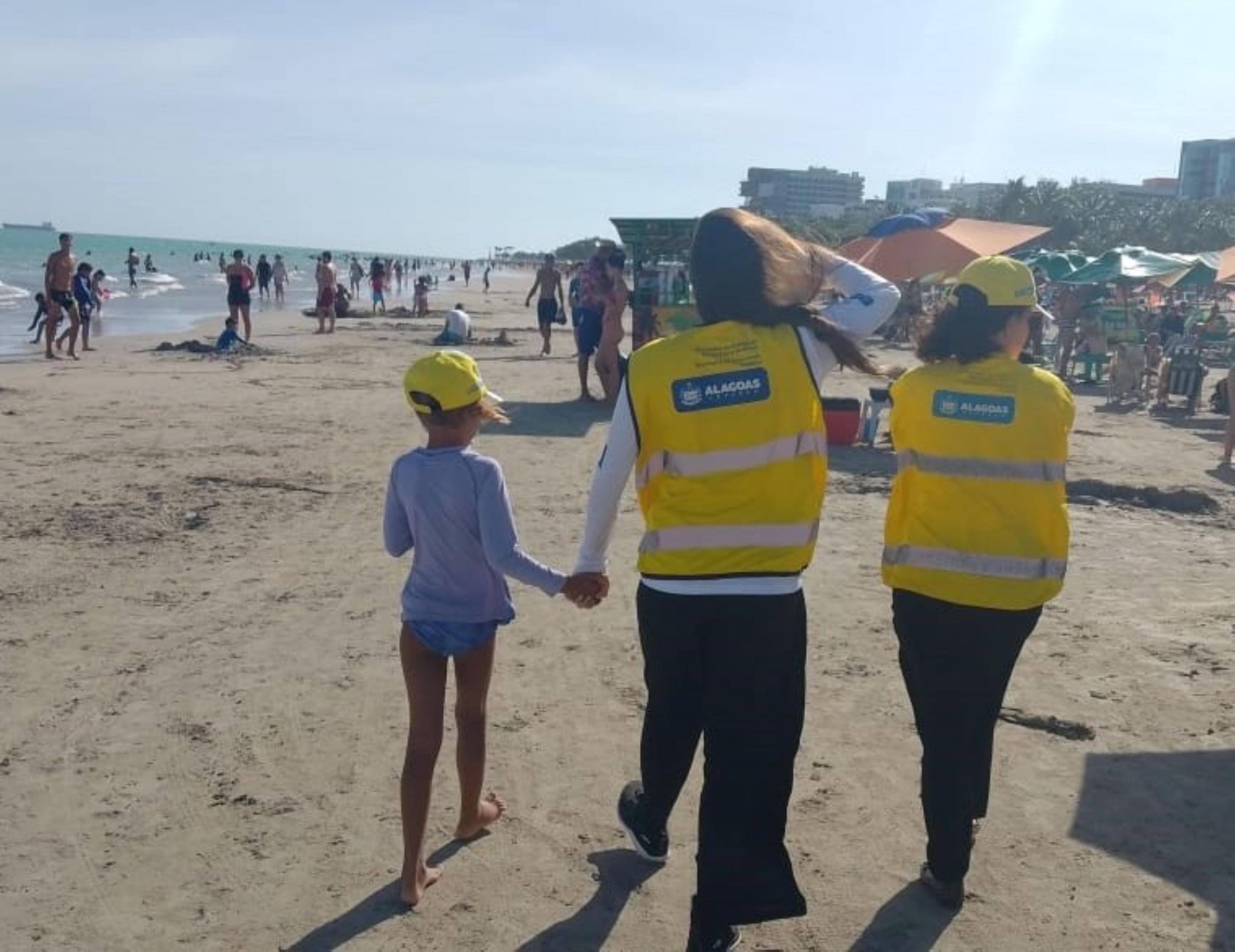 Equipe do Ronda no Bairro reencontra familiares de criança de 8 anos perdida em Maceió