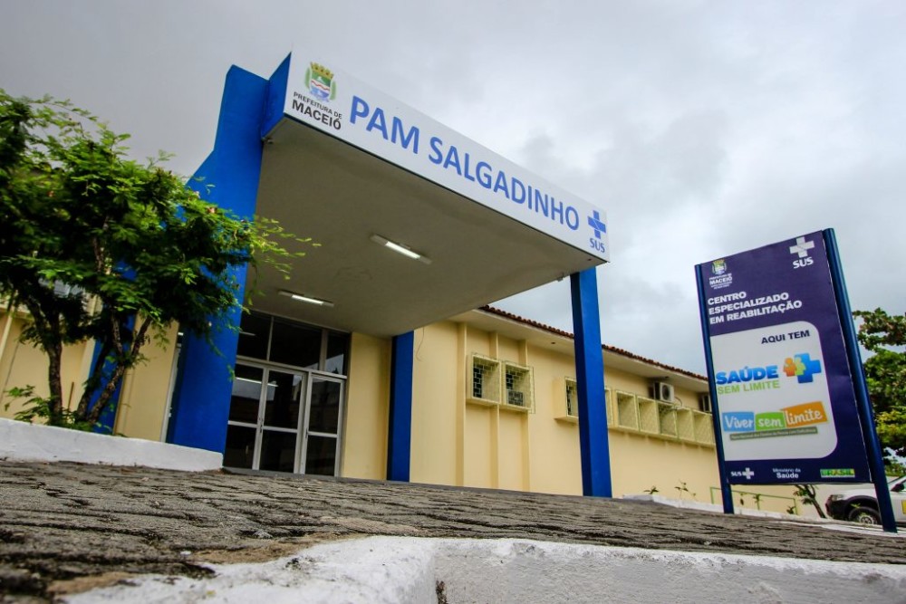 Funcionários que cuidam da limpeza do PAM Salgadinho paralisam atividades