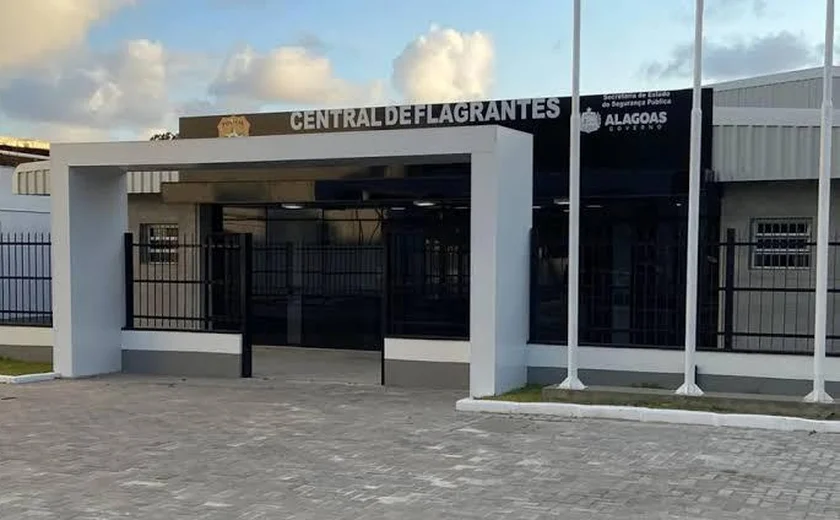 Mulher é presa suspeita de agredir o próprio pai em Riacho Doce, em Maceió