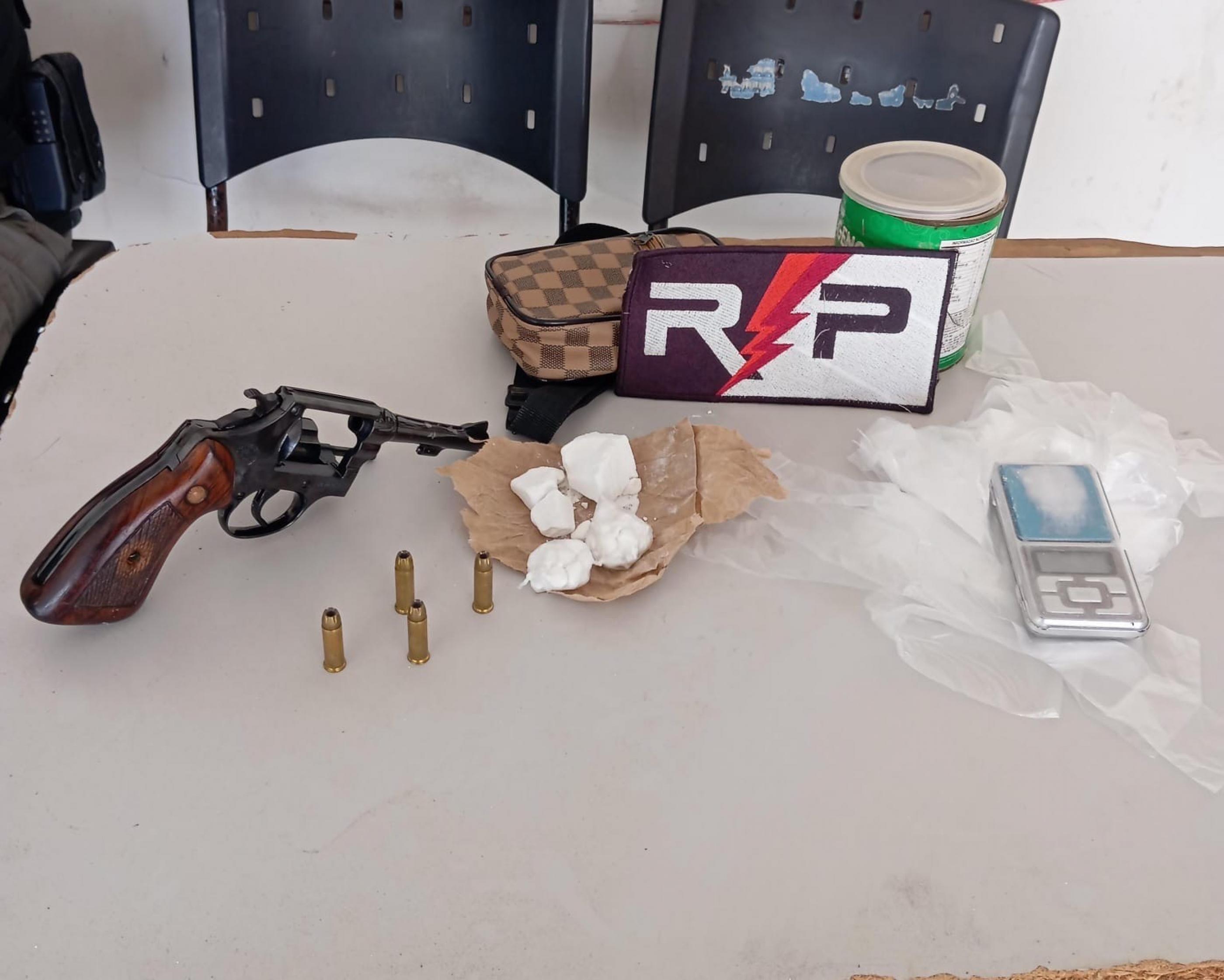 Arma e drogas são apreendidas pela Polícia Militar em Arapiraca