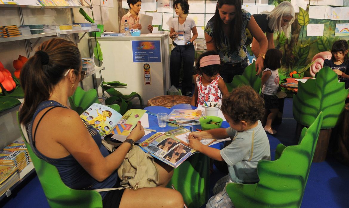 Maioria das famílias não lê para crianças de 5 anos no Brasil