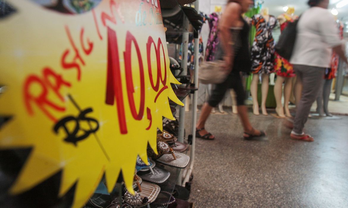 Mercado eleva previsão de inflação para 4,71% em 2026 e estoura teto da meta