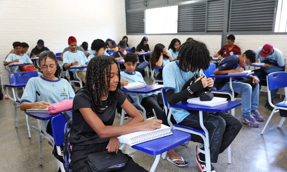 MEC inicia pagamento da 8ª parcela do Pé-de-Meia para estudantes do ensino médio