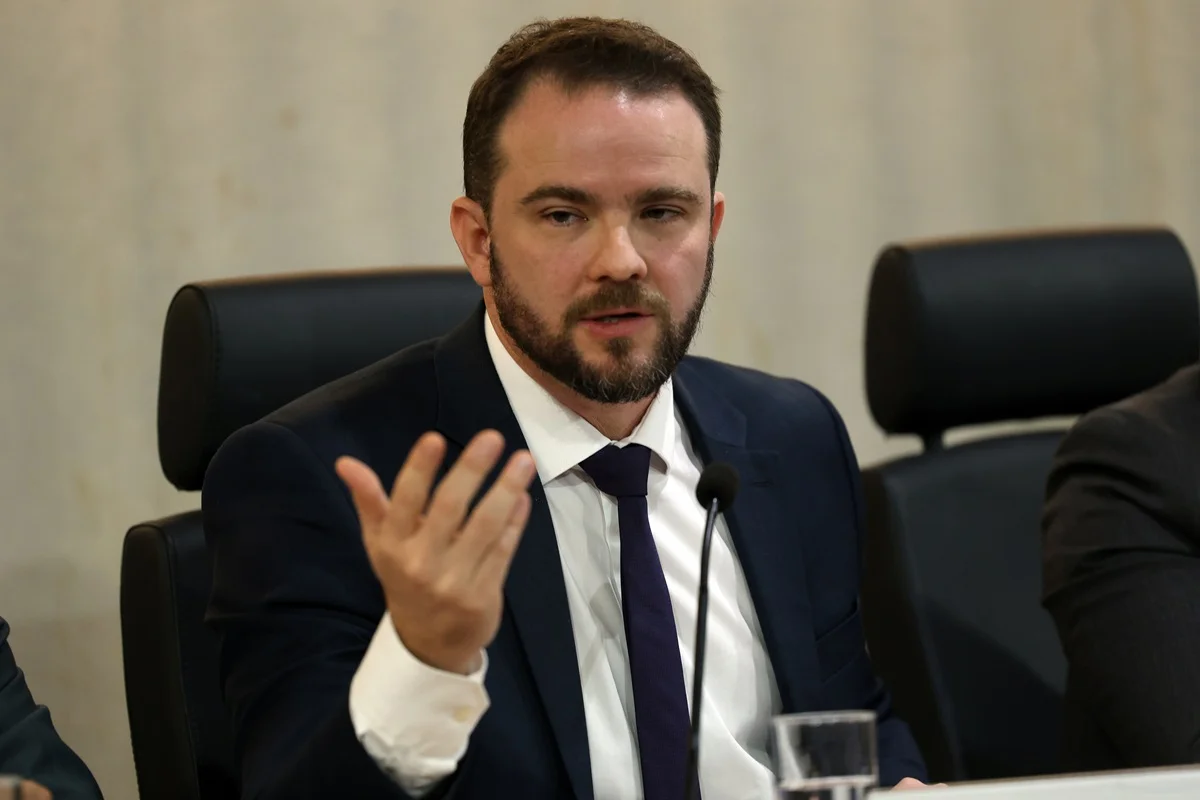 Ministro admite que fim da 'taxa das blusinhas' está em debate