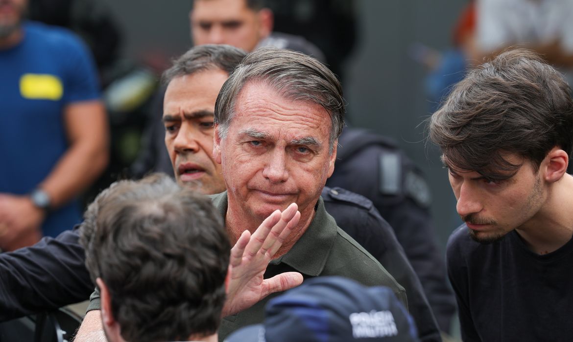 Moraes autoriza Bolsonaro a receber comida especial na prisão