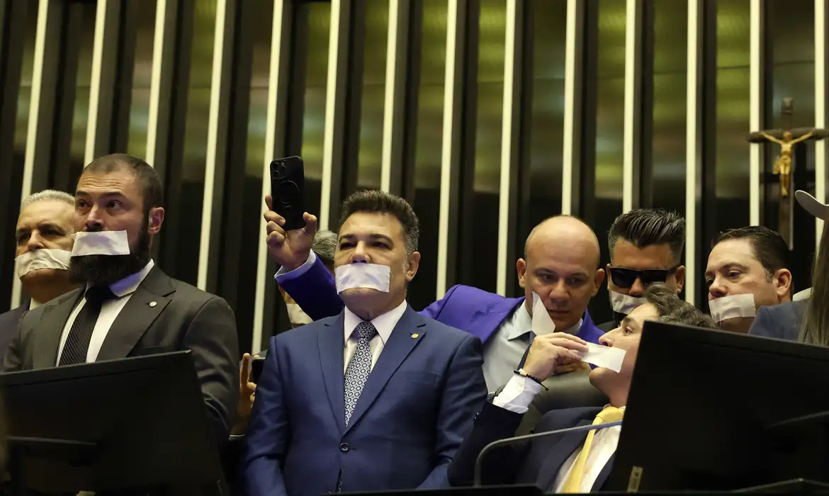 Deputados alagoanos ocupam plenários do Congresso em ação contra prisão de Bolsonaro