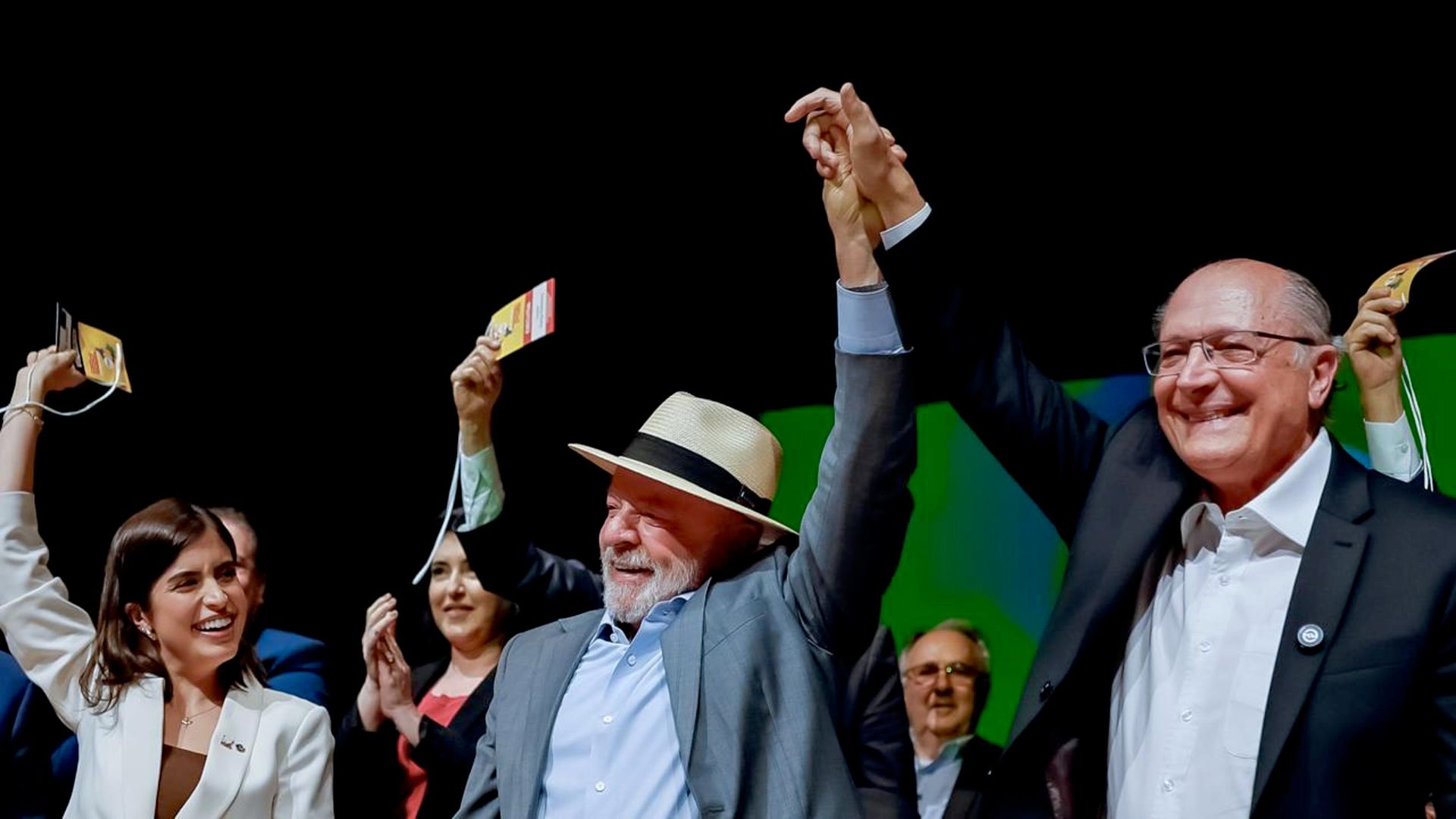 Lula sela chapa com Alckmin, critica Bolsonaro e rebate Milei em convenção