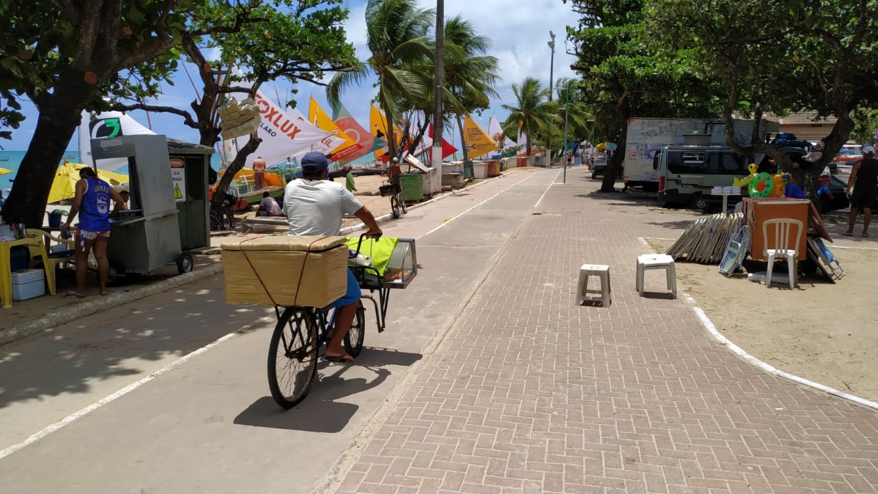Ambulantes denunciam venda de alvarás falsos na orla de Maceió