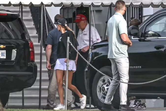 Após rumores na internet, Donald Trump aparece vivo em campo de golfe com a neta