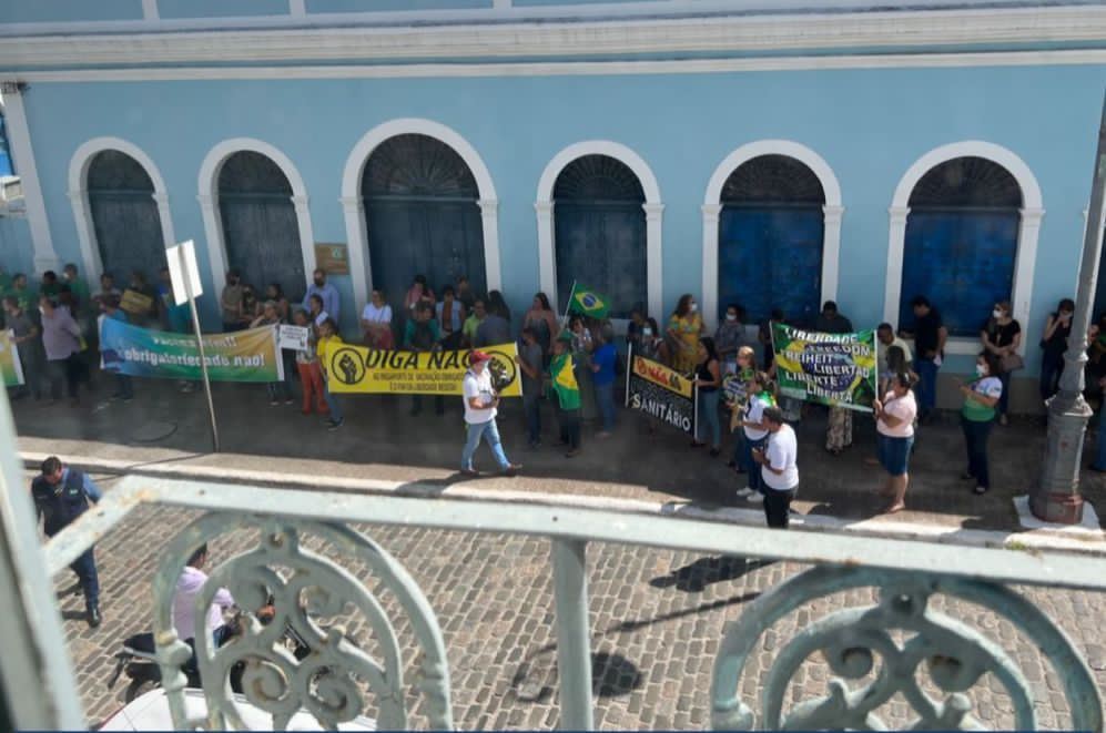 Contra o passaporte vacinal em escolas, manifestantes protestam na porta da Câmara; veja vídeo