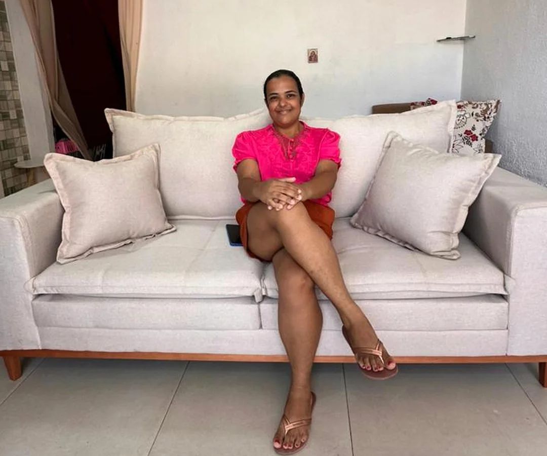 Mulher que teve sofá levado por caminhão de lixo ganha novo móvel em Maceió