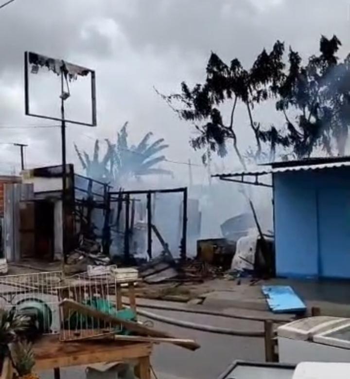Incêndio destrói residência no Conjunto Eustáquio Gomes, em Maceió