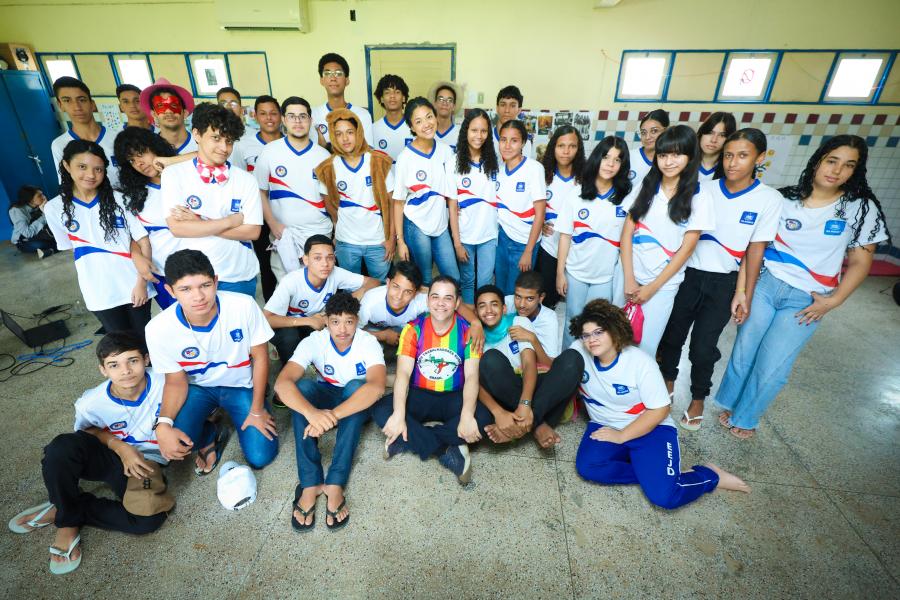 Professor retorna à escola onde estudou e inspira alunos com arte e afeto