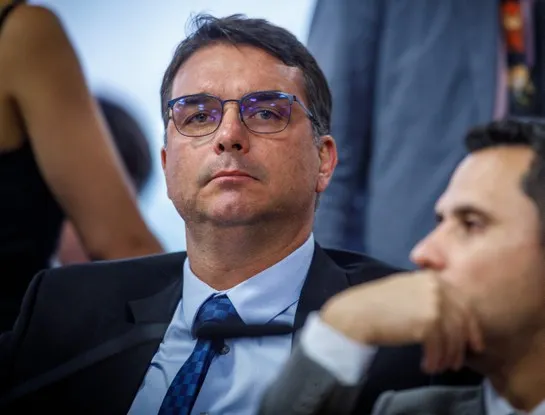 Flávio Bolsonaro teria prometido canal de TV à Veja por matéria de Vorcaro e Lula