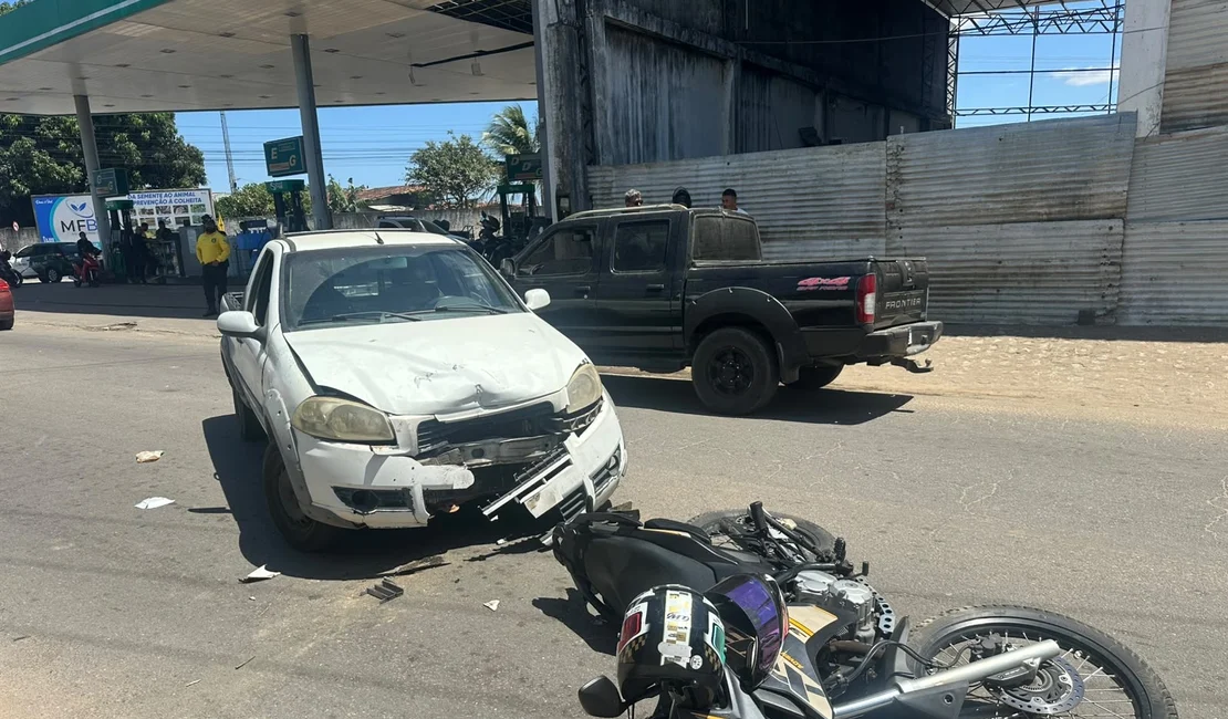 Motociclista fica ferida em colisão com carro em avenida de Arapiraca