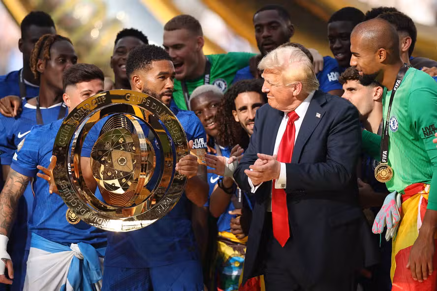 Trump ficou com troféu do Mundial de Clubes e deixou réplica ao Chelsea