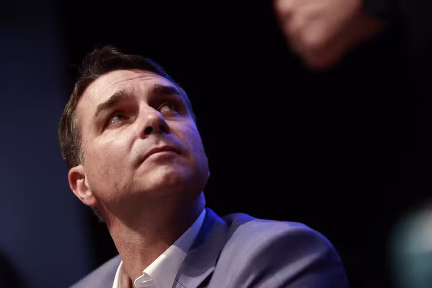 Flávio admite repasses de R$ 61 milhões para filme sobre Bolsonaro