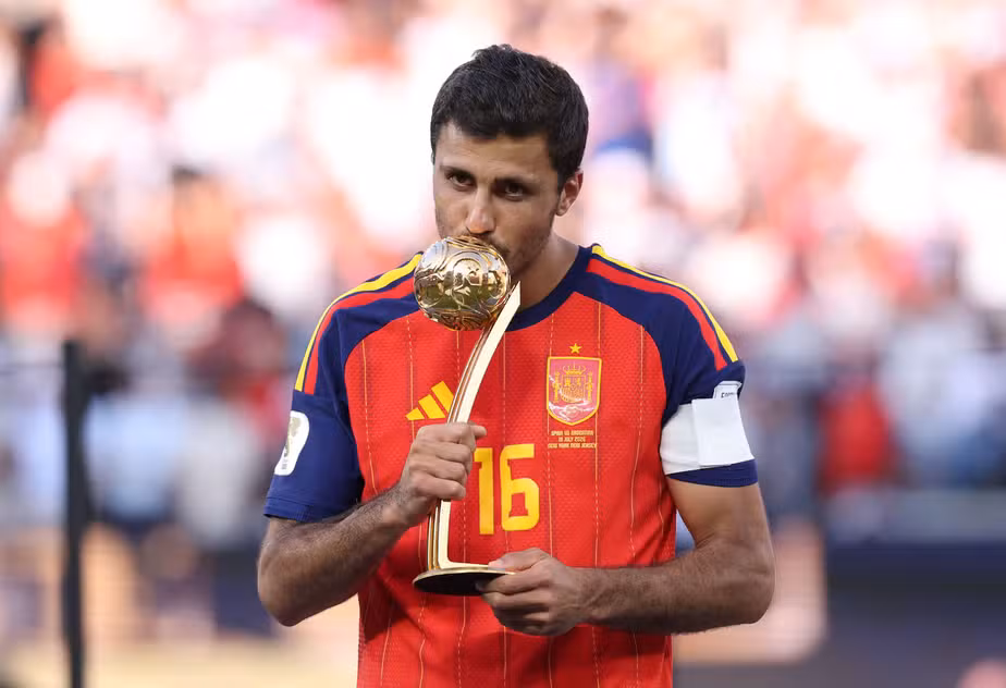 Agente de Rodri confirma que volante preferiu o Barcelona ao Real Madrid