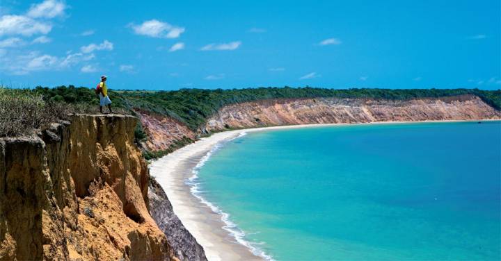 Barra de Santo Antônio revela um dos cenários mais surpreendentes de Alagoas