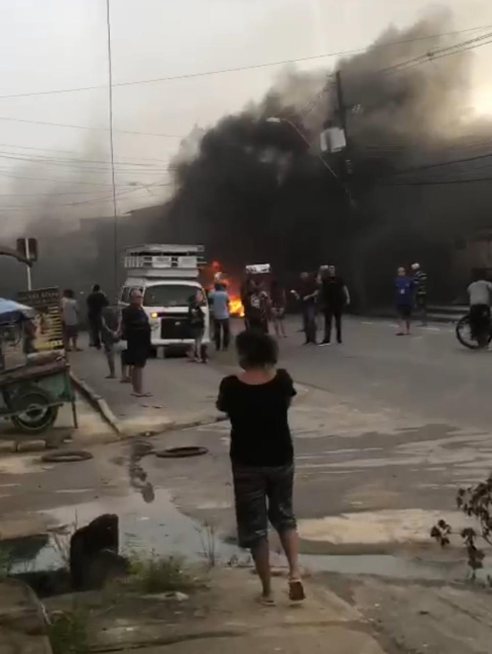 Populares protestam por asfalto após obras de saneamento básico; confira vídeo