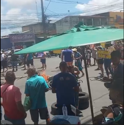 Protesto na Avenida Guaxuma cobra solução da BRK após mais de um mês sem água