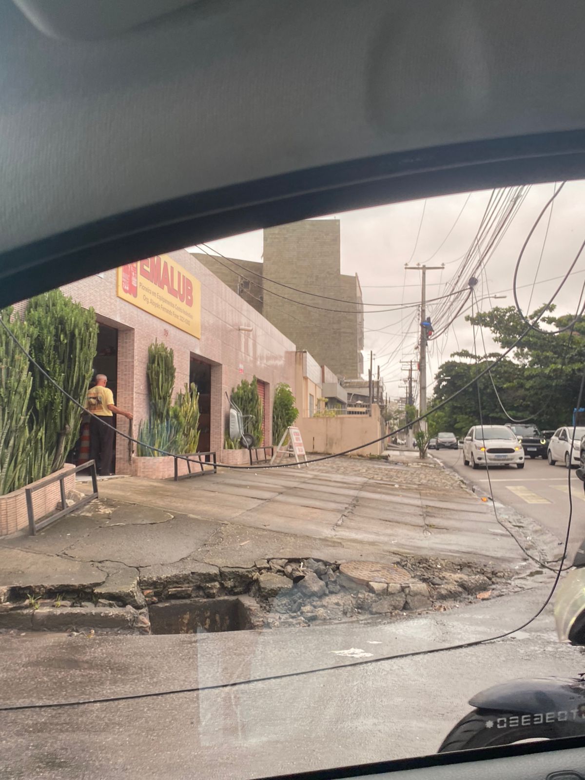 Fios desemcapados caem sob rua no bairro do Poço em Maceió