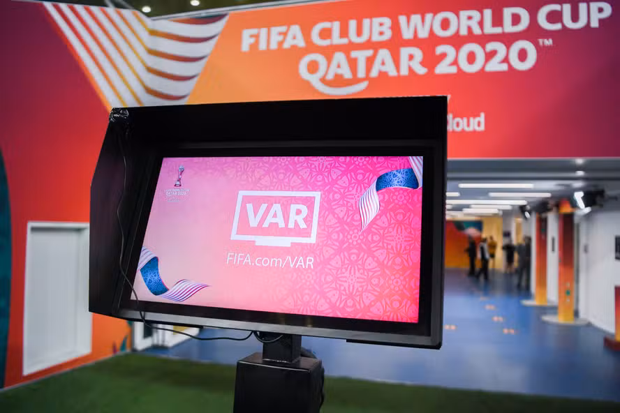 Fifa deve testar VAR em escanteios na Copa de 2026