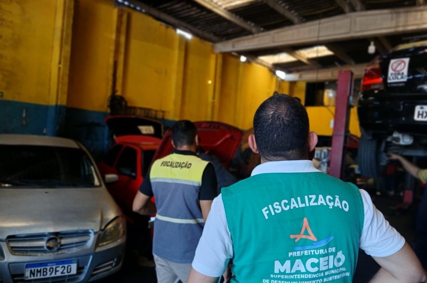 Alurb fiscaliza comércios em Maceió e orienta sobre descarte correto de resíduos
