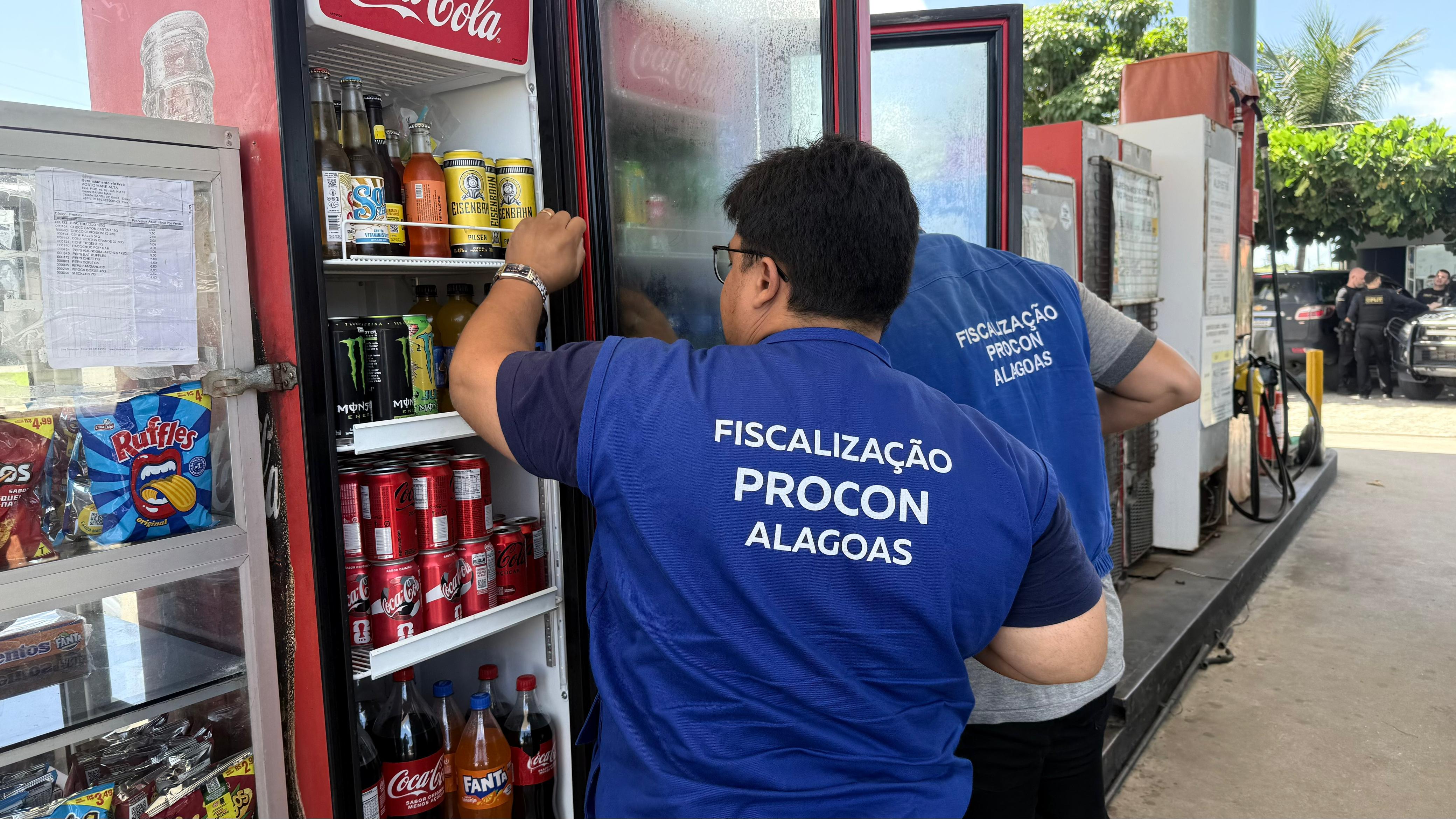 Procon autua postos de combustíveis e apreende produtos em Alagoas