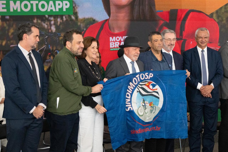 Lula lança crédito para entregadores comprarem motos e bikes elétricas