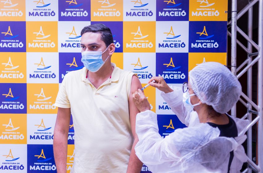 Maceió vacinou mais de 100 mil pessoas em fevereiro; veja onde se vacinar