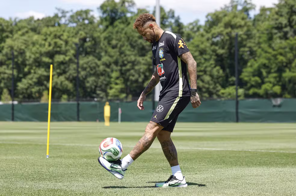 Neymar completa um mês de molho e corre contra o tempo para estrear na Copa
