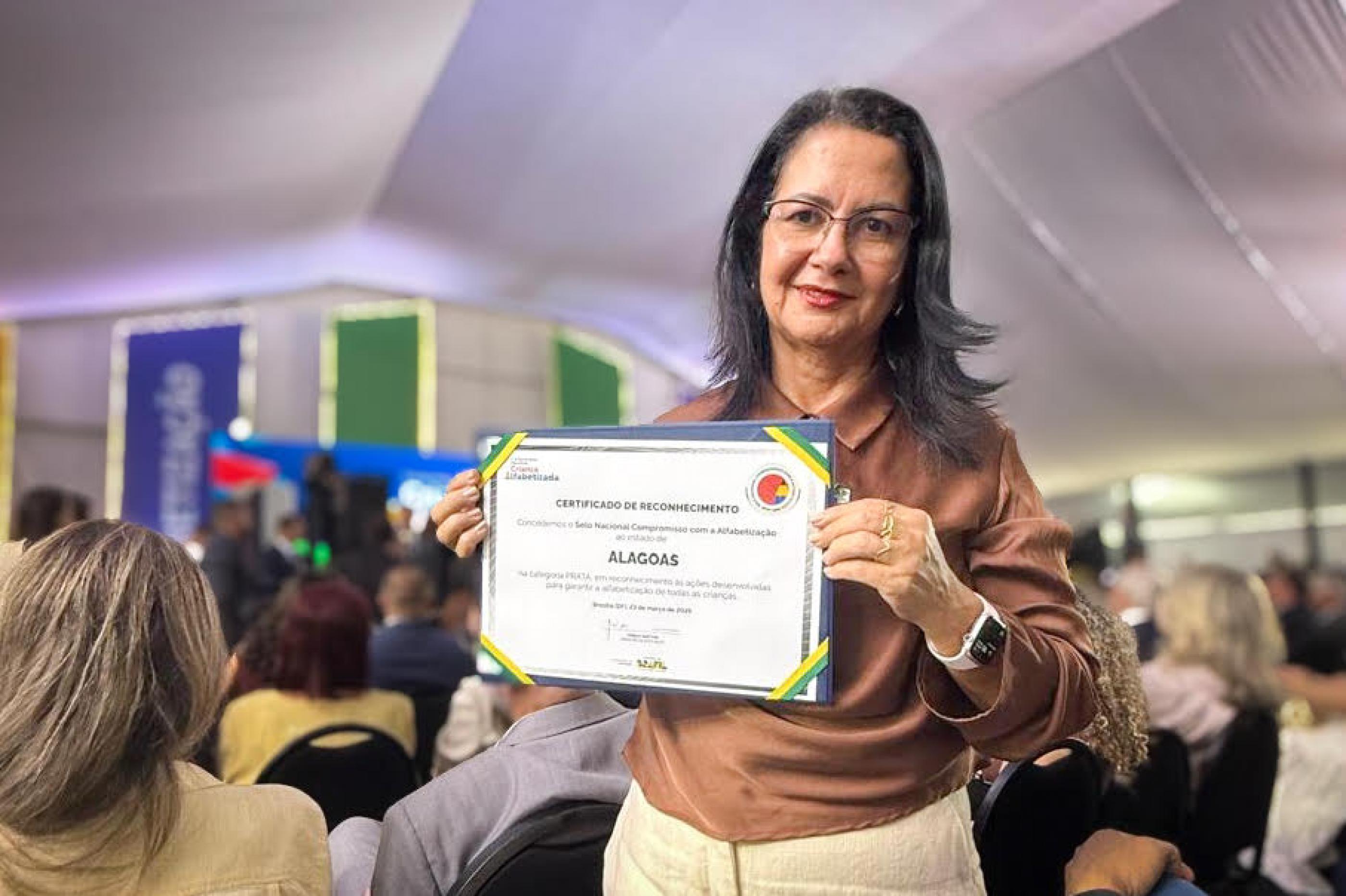 Alagoas recebe Selo Prata de Alfabetização em Brasília e consolida sucesso