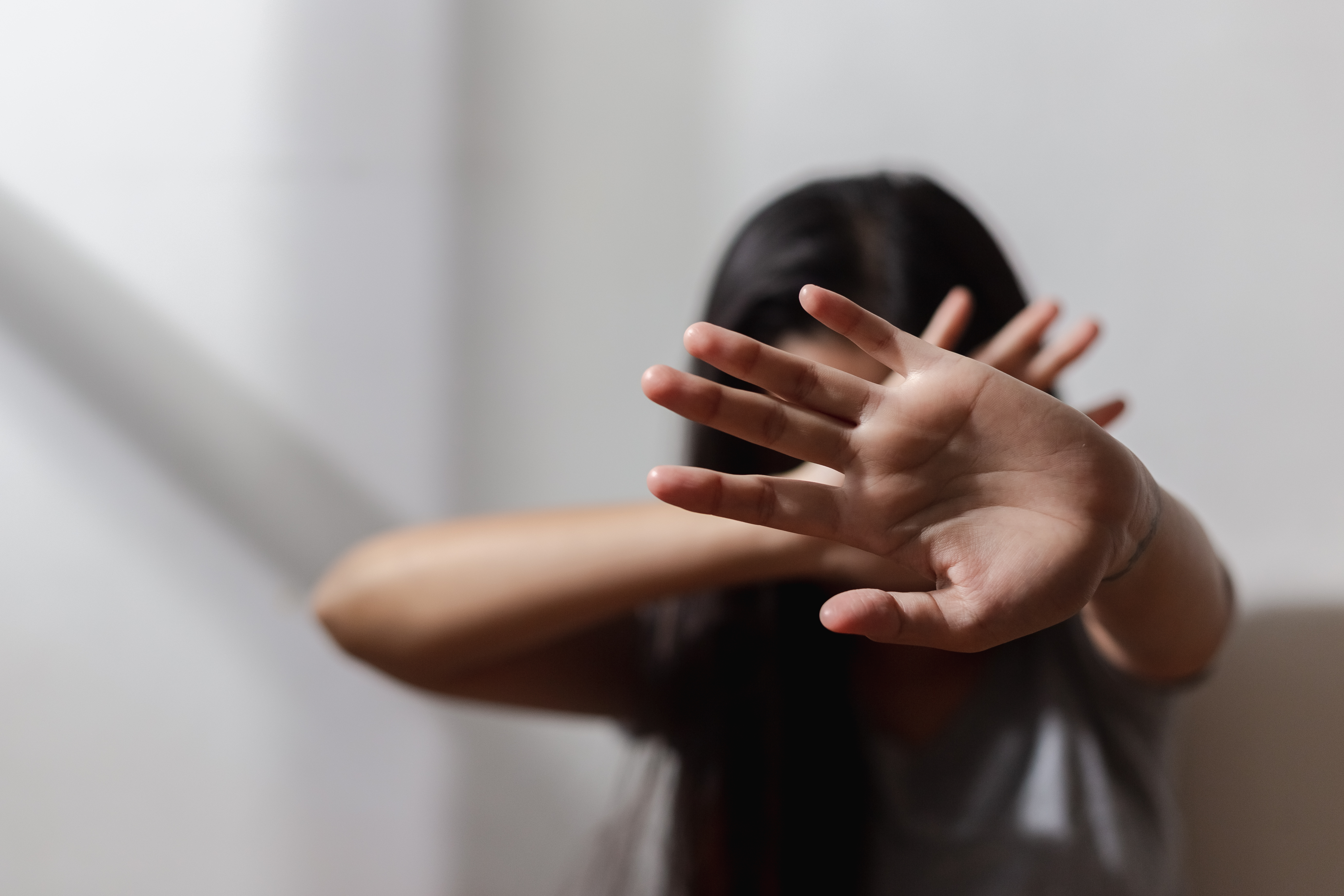 Mulher sofre tentativa de feminicídio em terminal de ônibus em Maceió