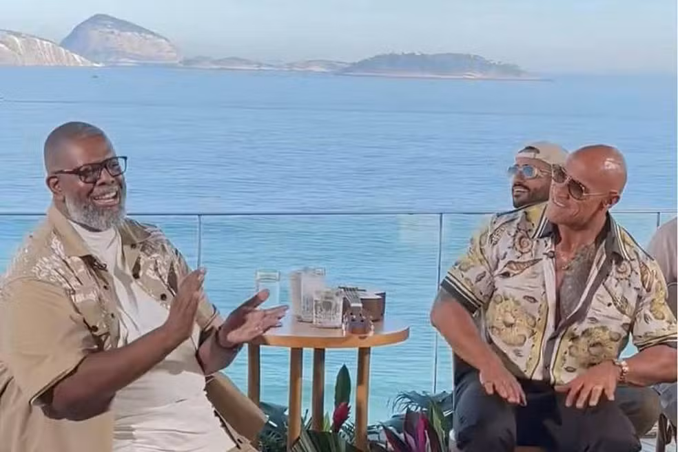 The Rock canta clássico de Zeca Pagodinho com Péricles em visita no Brasil