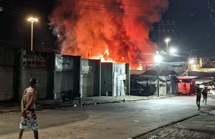 Incêndio de grandes proporções destrói bancas em Mercado Público