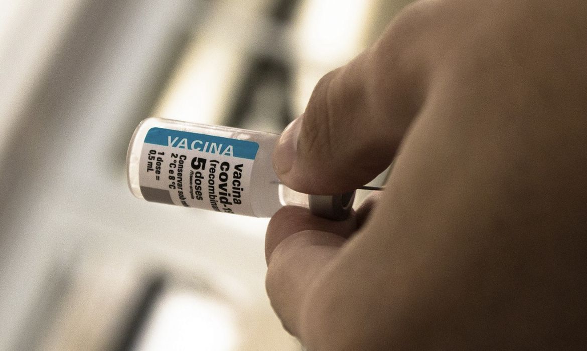 Após cinco anos de vacinação, covid recua, mas baixa adesão ainda preocupa