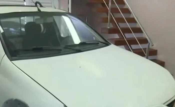 Carro atinge loja no Jacintinho e danifica fachada durante a madrugada