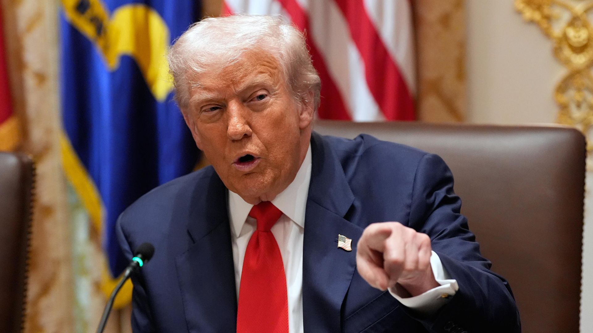 Trump afirma que EUA possui vasto arsenal e ameaça punir jornalistas