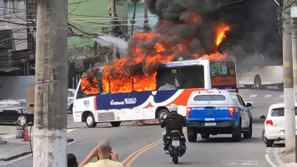 Criminosos tomam 12 ônibus e incendeiam um deles em reação à operação policial no Rio