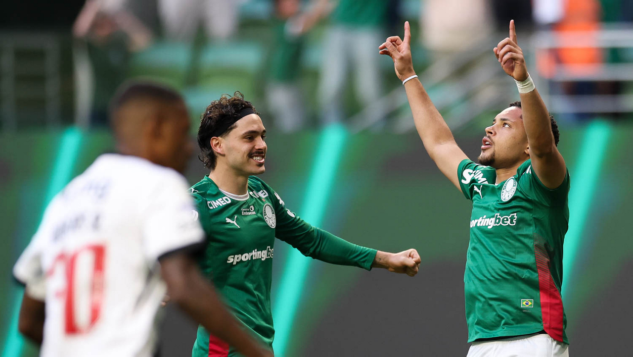 Palmeiras goleia Vasco, retoma vantagem e lidera com folga